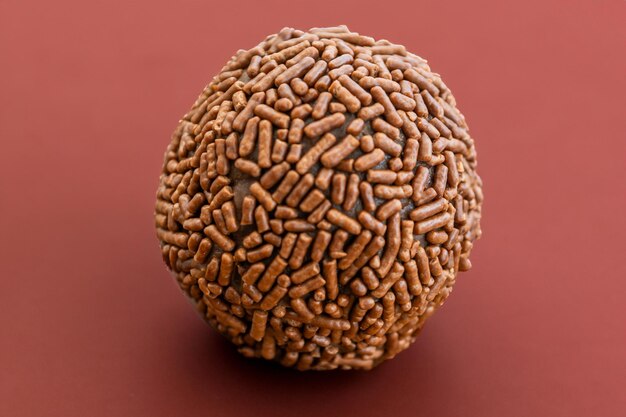 Photo brigadeiro brazilian sweet snack dessert on a brown background