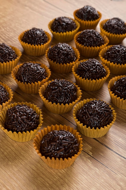 Brigadeiro een Braziliaans snoepje gemaakt van chocolade op een houten bureau Veganistische versie