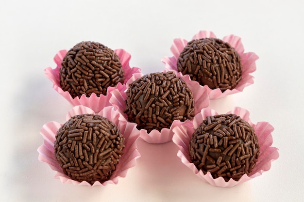 Brigadeiro - бразильская шоколадная конфета Brigadier, покрытая шоколадной посыпкой.