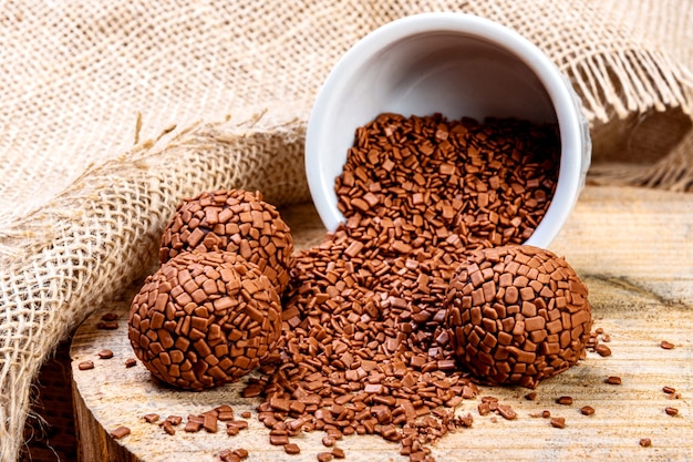 Foto brigadeiro. caramelle al cioccolato tradizionali brasiliane.