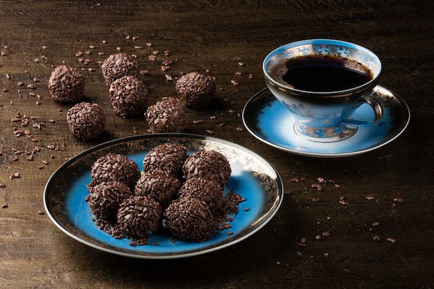 Brigadeiro. 전통적인 브라질 달콤한 초콜릿. 과립 초콜릿.