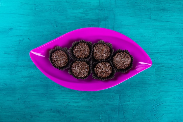 Brigadeiro. 전통적인 브라질 달콤한 초콜릿. 과립 초콜릿.