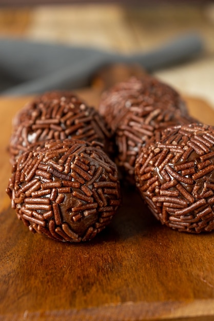 Foto brigadeiro traditionele braziliaanse chocoladebal met hagelslag