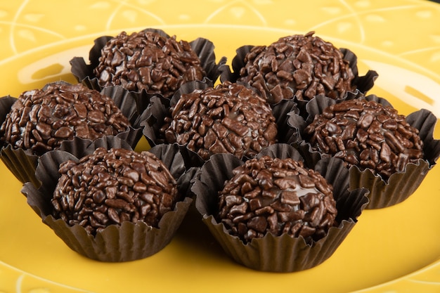 Brigadeiro. Traditionele Braziliaanse zoete chocolade. Gekorrelde chocolade.