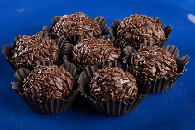 Brigadeiro. Traditionele Braziliaanse zoete chocolade. Gekorrelde chocolade.