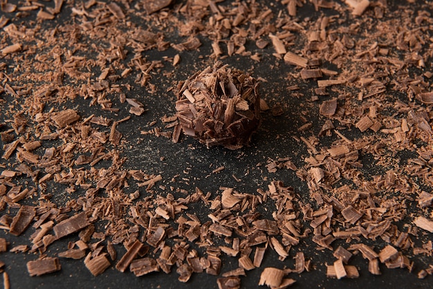 Photo brigadier chocolate ball full of choco flakes on black slate board