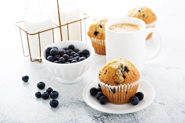 Photo bright and airy breakfast with blueberry muffin