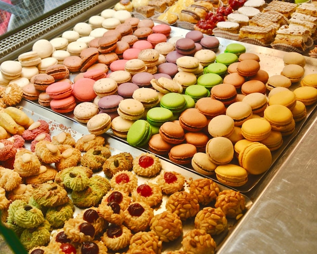 Luminoso assortimento delle dolci delizie francesi in mostra