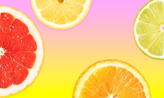 テキスト広告のためのスペースと黄色のピンクの背景に柑橘類レモンライムオレンジとグレープフルーツのスライスと明るいバナー