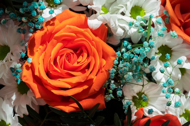 Фото Яркий красивый букет красно-желтых и розовых роз крупным планом