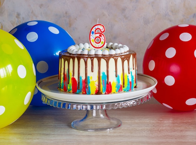 Foto torta di compleanno brillante con cioccolato