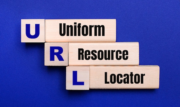 URL Uniform Resource Locator라는 텍스트가 있는 밝은 파란색 배경의 밝은 나무 블록 및 큐브