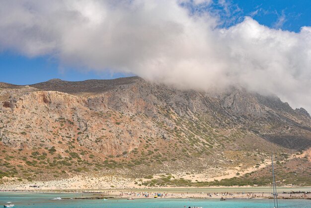 ギリシャのクレタ島のバロスビーチの明るい青い空とクリスタルブルーの海