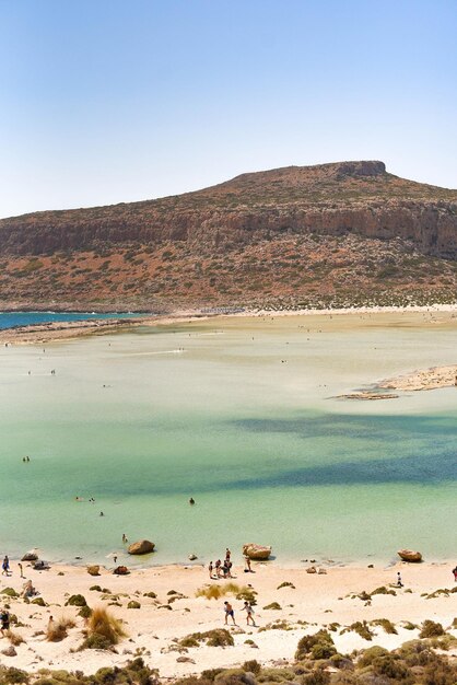 ギリシャのクレタ島のバロスビーチの明るい青い空とクリスタルブルーの海