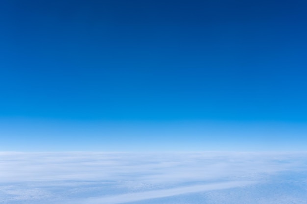 明るい青空のグラデーションの背景 澄んだ空の空のテクスチャ 雲のない空白の空景ポスター 雲のない空の空 青空の自然な背景