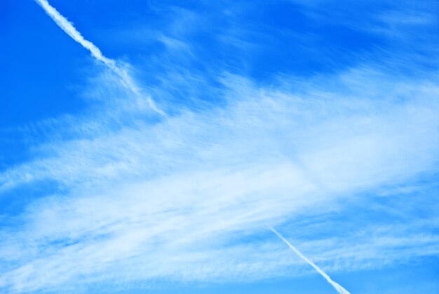 Cielo azzurro brillante con nuvole soffici facili