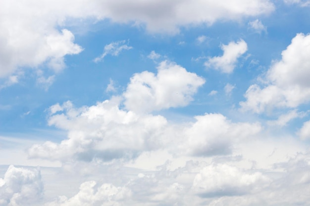 배경 또는 배경 화면에 흰 구름이 있는 밝은 푸른 하늘