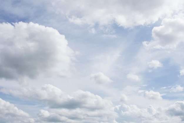 背景や壁紙の白い雲と明るい青空