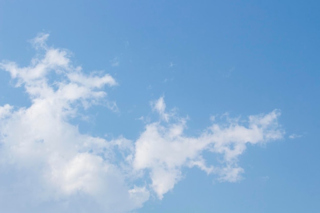 배경 또는 배경 화면에 흰 구름이 있는 밝은 푸른 하늘