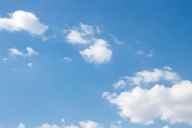 背景や壁紙の白い雲と明るい青空