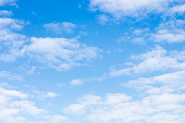 Photo bright blue sky with white clouds for background or wallpapersthe beauty of tropical nature for graphic design