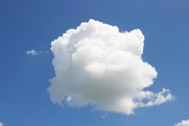 写真 背景や壁紙に白い雲が付いている明るい青い空 グラフィックデザインの熱帯自然の美しさ