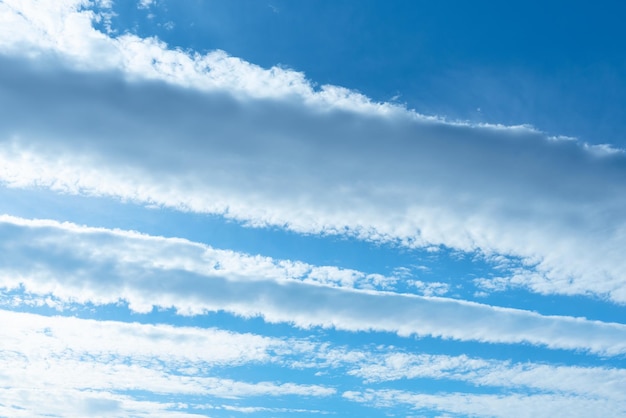 Яркое голубое небо с белыми пушистыми облаками Красота природы Воздушный естественный фон