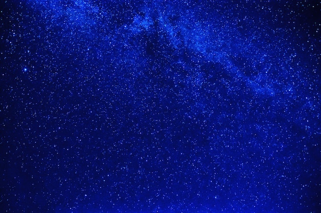 Ярко-голубое звездное небо с млечным путем