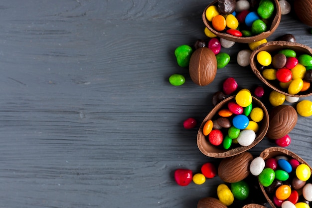 Caramelle brillanti in uova di cioccolato