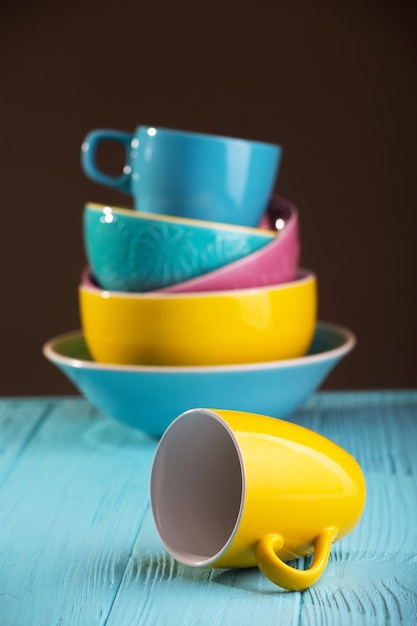 Яркая керамика - чашки и миски синего, желтого и розового цветов