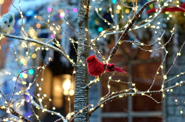 明るいクリスマスの飾りと飾り