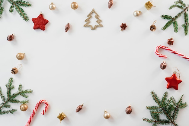 スプルース、茶色と金のクリスマスの装飾、白い背景にミントの明るいクリスマスフレーム。 copyspace。冬休み、新年。