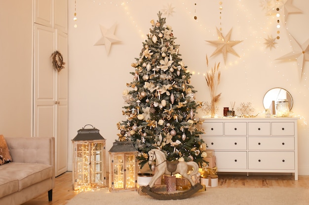 居心地の良い家に木と花輪と明るいクリスマスのインテリア