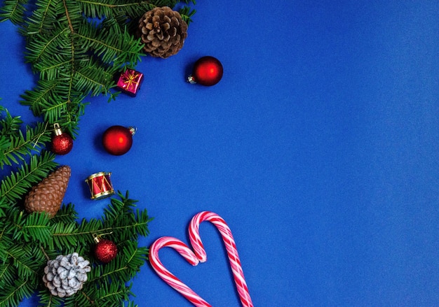 가문비 나무의 가지와 밝은 크리스마스 또는 새 해 파란색 배경