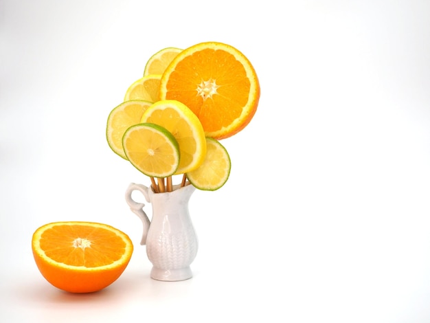 Photo bright citrus round slices of orange lemon and lime orange yellow and green round wedges