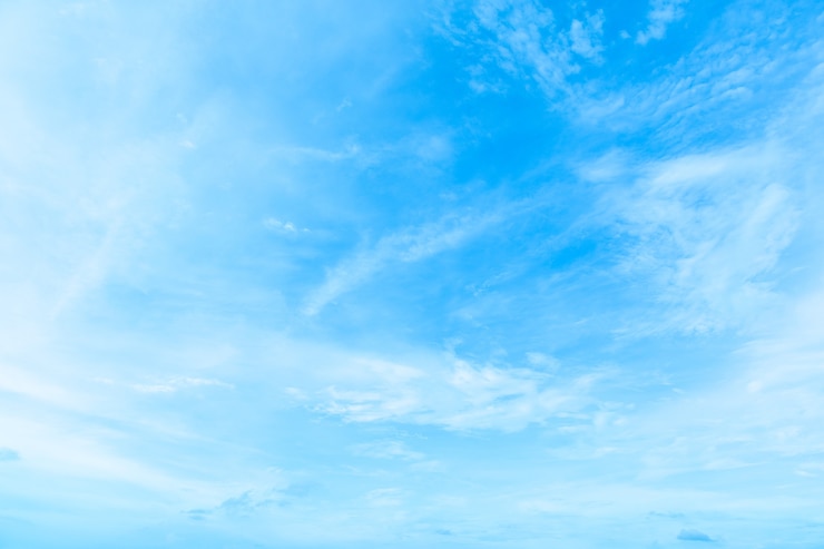 Photo 晴れた日の雲と明るく澄んだ青い空。