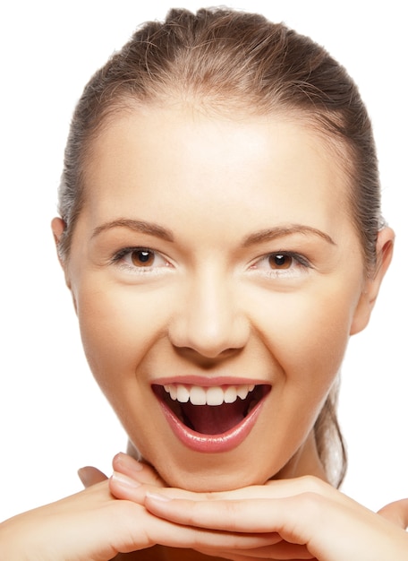 Foto primo piano luminoso ritratto di una ragazza adolescente urlante felice