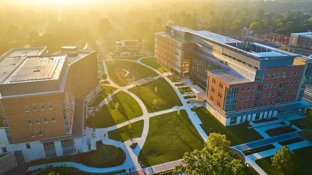 写真 明るい大学のキャンパス 空の霧のボール州立大学 黄金の夜明けの日の出 muncie in