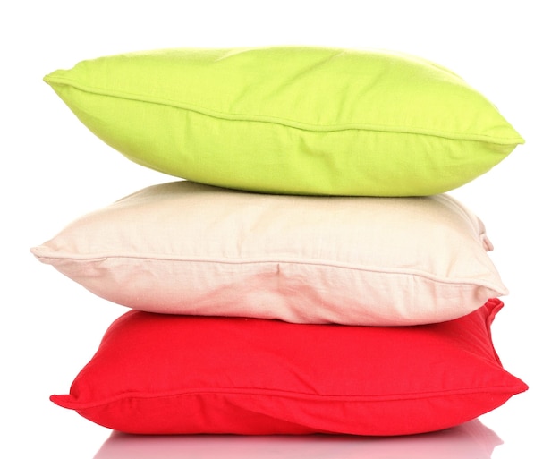 Foto cuscini di colore brillante isolati su bianco
