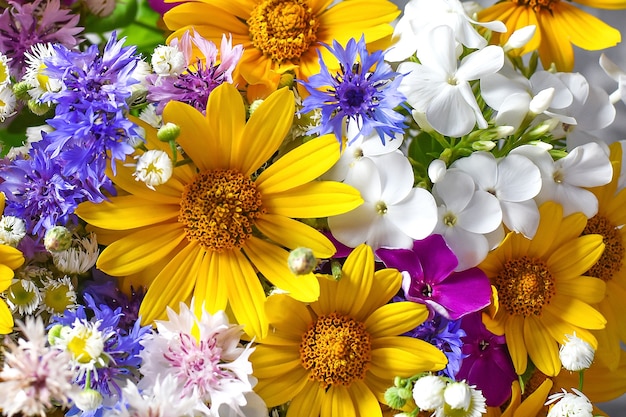 꽃의 밝은 다채로운 꽃다발 노란색 파란색 흰색 봄 축하 엽서