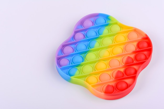 1톤 종이 바탕에 스트레스 해소용으로 디자인된 실리콘 소재의 밝고 다채로운 어린이 장난감. 팝잇