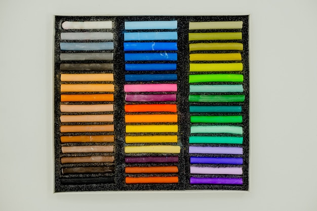 Фото Яркие красочные пастельные разноцветные пастельные мелки в коробке openartist