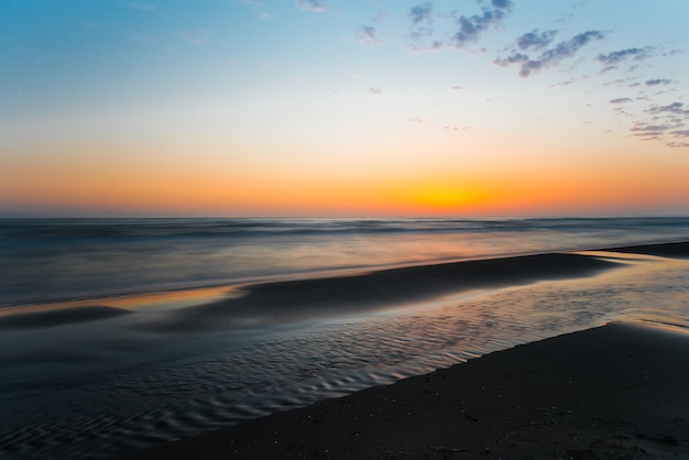 Яркий красочный восход солнца на берегу моря