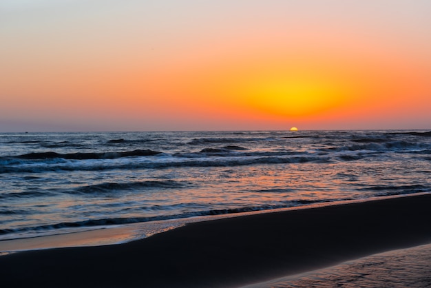 Яркий красочный восход солнца на берегу моря