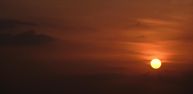 夕日の光線と鮮やかな暗い雲と明るくカラフルな夕焼け空