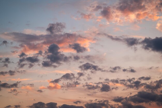Яркие цветные облака в небе сразу после захода солнца во время голубого часа Яркие облака в небе спокойный величественный вечер