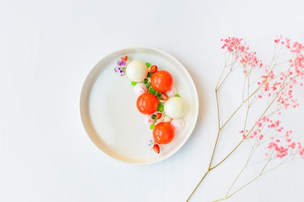 사진 딸기와 무스가 있는 흰색 접시에 밝은 디저트
