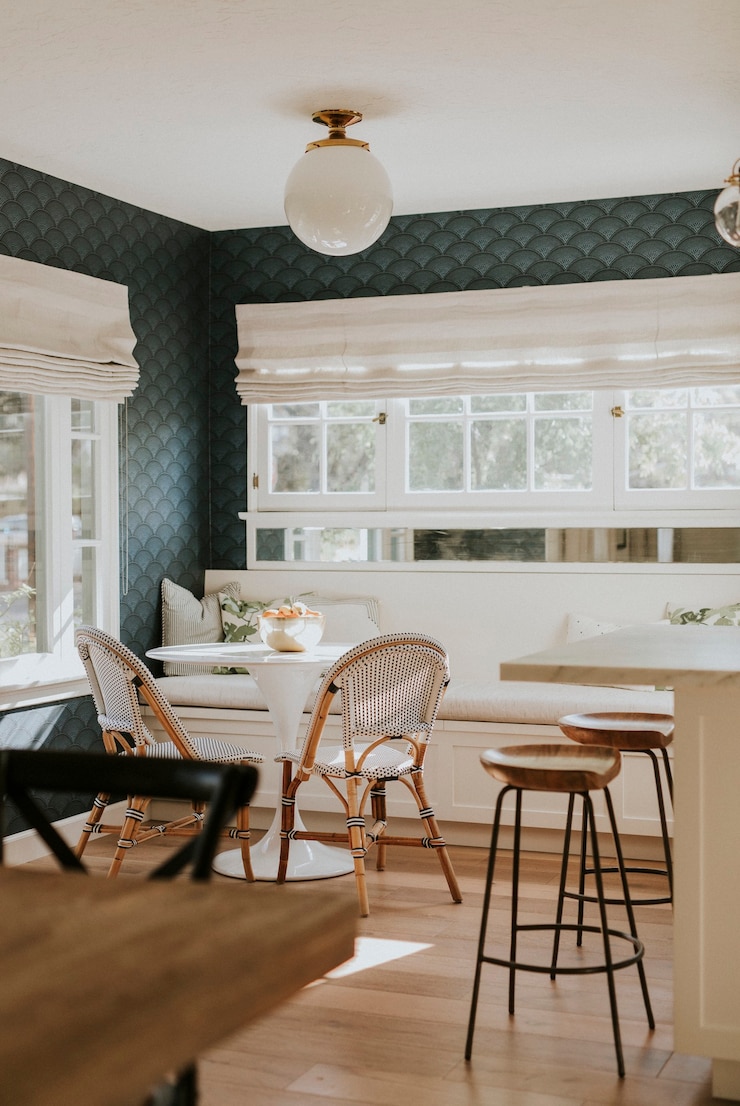 Photo bright dining room with wooden table