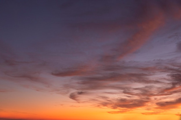 バルカン半島の円形の雲と明るい素晴らしい夕日