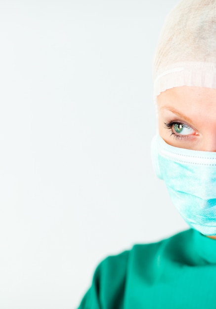 Brillante chirurgo femmina con una maschera